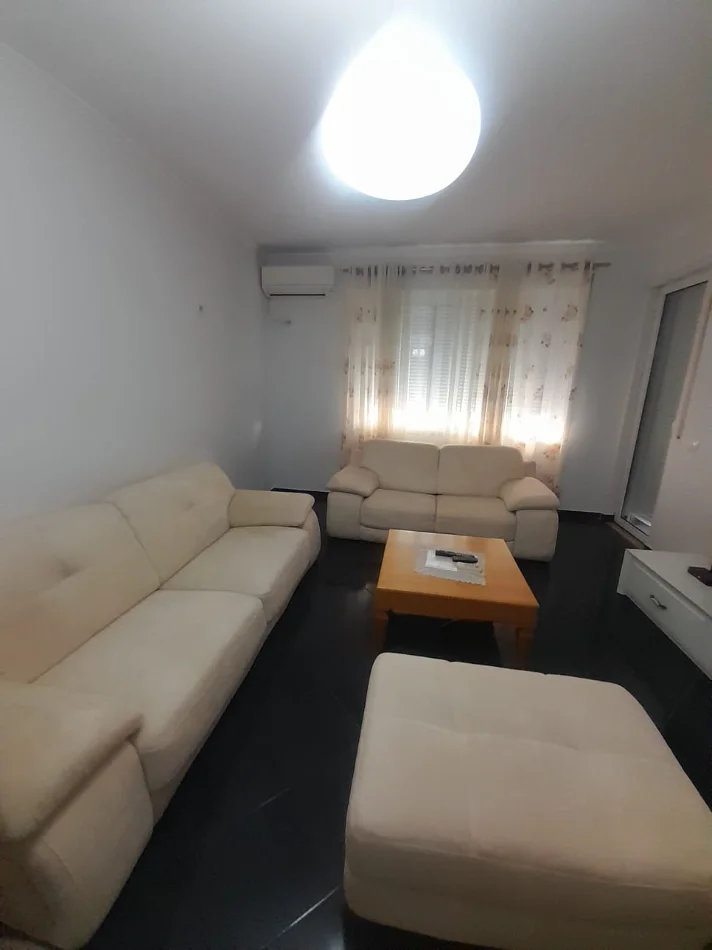 Tirane, Jepet me Qera Apartament 2+1+ 2 Tualete,,i Mobiluar, Çmimi 450 Euro, në FRESK,Tiranë.