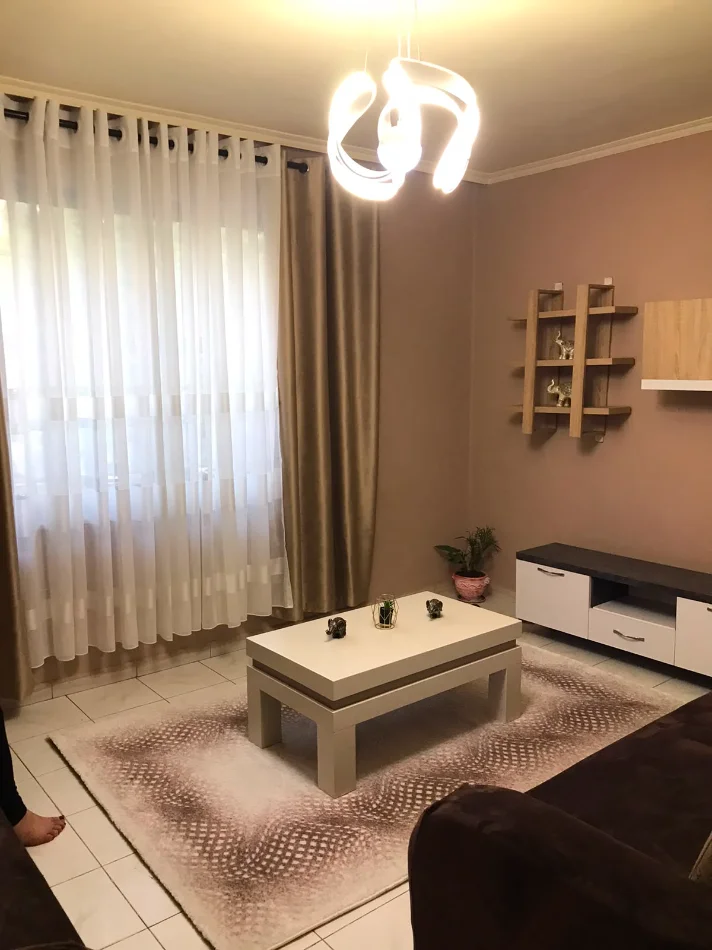 Tirane, Jepet me Qera Apartament 2+1,Mobilim, Çmimi 55,000 Lekë të Reja, Pranë Selvisë, Rruga Dibrës, Tiranë.