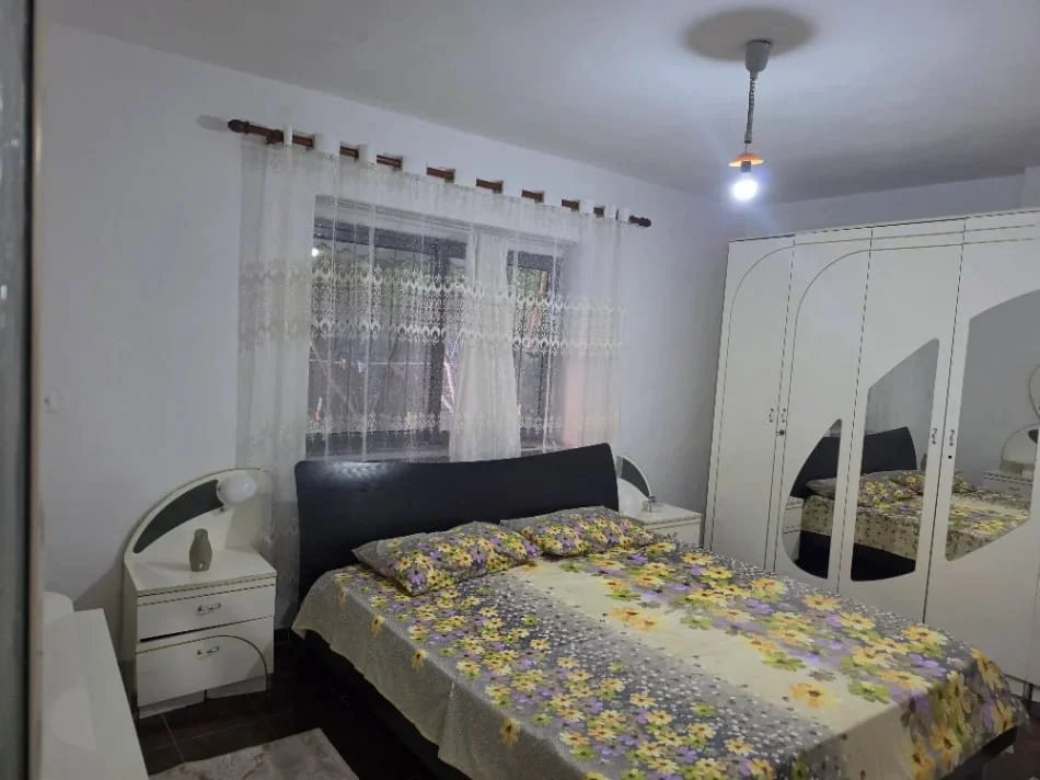 Tirane, Jepet me Qera Apartament 2+1,Mobiluar, Çmimi 50.000 Lekë të Reja, tek Rruga Dibrës, Tiranë.