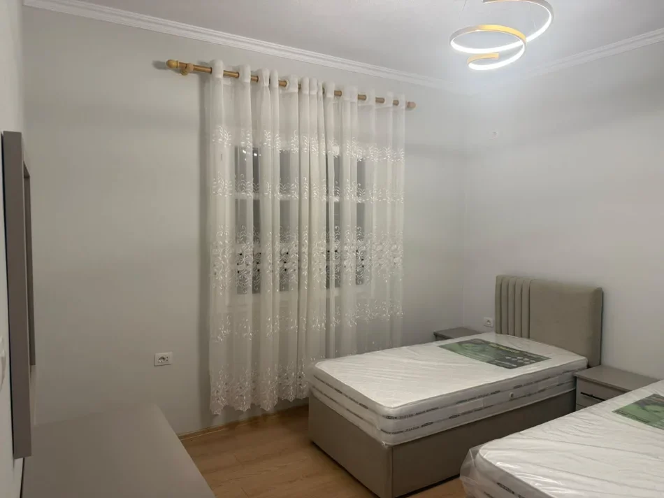 Tirane, Jepet me Qera Banesë 1+1,Mobiluar, Çmimi 40.000 Lekë të Reja, në Porcelan ,Tiranë