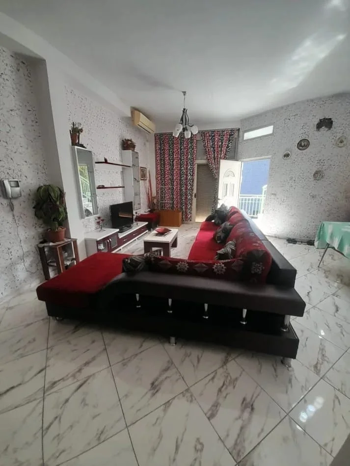 Tirane, Jepet me Qera Banesë 1+1,Mobiluar, Çmimi 45.000 Lekë të Reja, Pranë Emerald Center, tek 5 Maj,Tiranë.