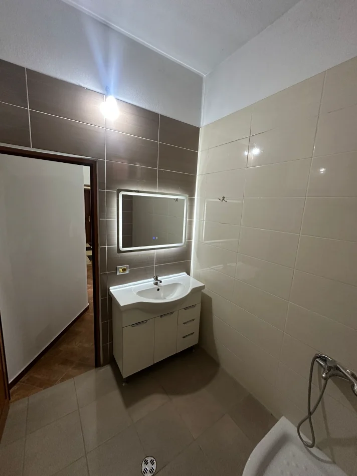 Tirane, Jepet me Qera Garsioner , Mobiluar, Kati 5, Çmimi 28.000 Lekë të Reja, tek Bulevardi i Ri, Tiranë