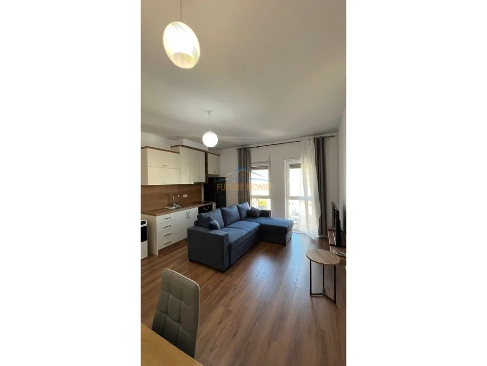 Tirane, Jepet me qera apartament 1+1 Kati 8, 60 m² (shkolla e kuqe)