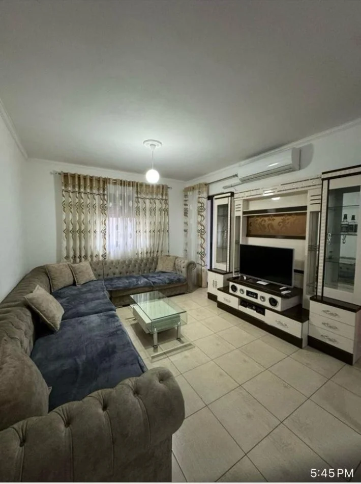 Tirane, Jepet me qera apartament 1+1 NE QENDER Kati 4, 550 € ( Jepet me Qera Super Hyrje 1+1 , Tek Vila Gold Vetëm 550 Euro!* )