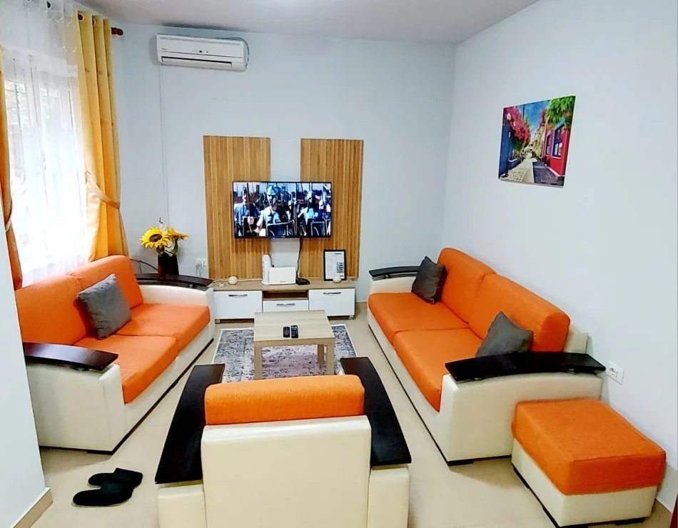 Tirane, Jepet me qera apartament 1+1 ne Qender Kati 0, 105 m² 700 Euro (Rruga Comeve)