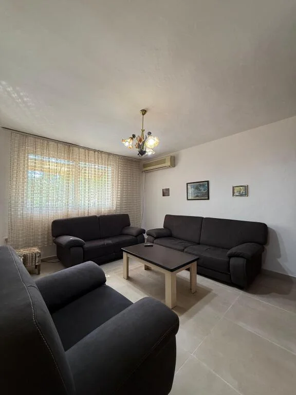 Tirane, Jepet me qera apartament 2+1 i mobiluar te 21 Dhjetori per 500 mije lek/muaj