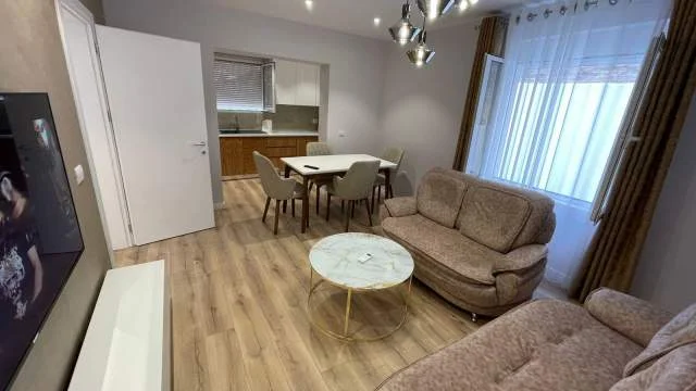 Tirane, Qera Shtepi 1 kateshe private 85 m² , 1000 Euro (Rruga e Kavajes)