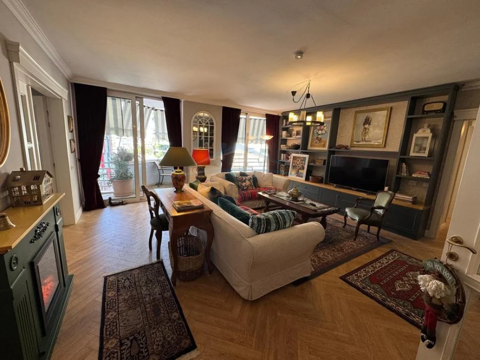 Tirane, Shitet Apartament 2+1+Ballkon,Rrugën Faik Konica, pranë Stadiumit Air Albania. Kati 3, 160 m² 650.000 €