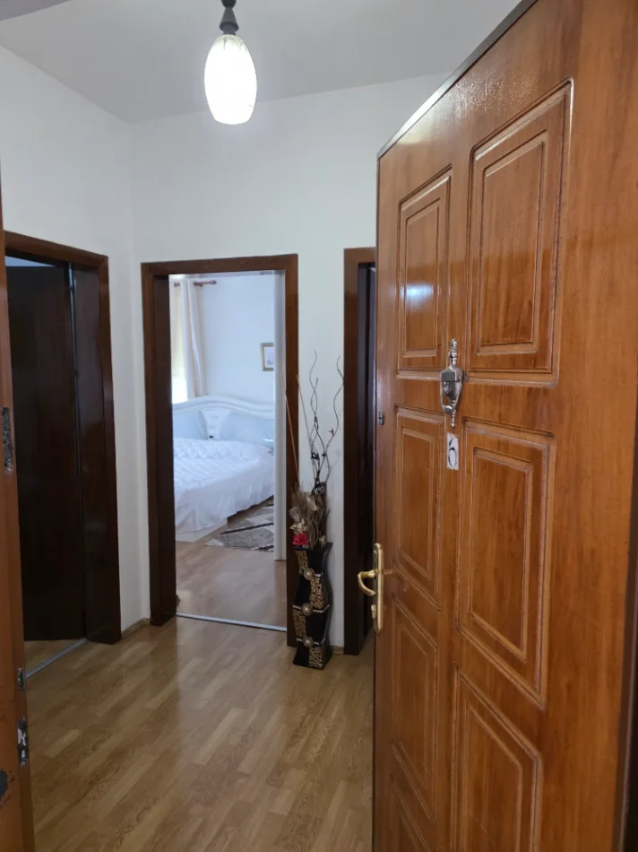 Tirane:Shitet Apart rinovuar & mirëmbajtur 2+1, kati 4,pallat ekzistus 5-kat,sip.82m²,Cmim180'000€, brenda unazës rr.Bardhyl/rr.H.Tasim 7-min Q-Tiranë