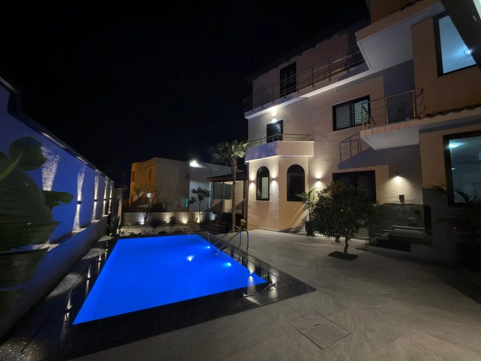 Tirane, Vile 3 Katshe Kati 4, 600 m² 2.000.000 € (Liqeni i Thate)