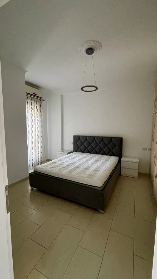 Tirane, jap me qera apartament 1+1 , 750 € (midis myslym shyrit dhe rruges kavajes)
