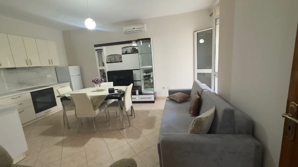 Tirane, jap me qera apartament 1+1+Ballkon Kati 1, 65 m² 400 € (Astir)