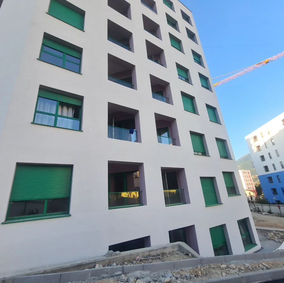 Tirane, jap me qera apartament 1+1+Ballkon Kati 3, 55 m² 270 € (Kompleksi Mangalem)
