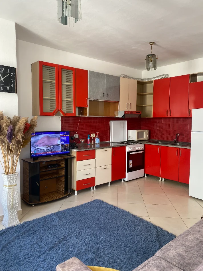 Tirane, jap me qera apartament 1+1+Ballkon Kati 7, 400 € (Rruga “Sokrat Miho”)