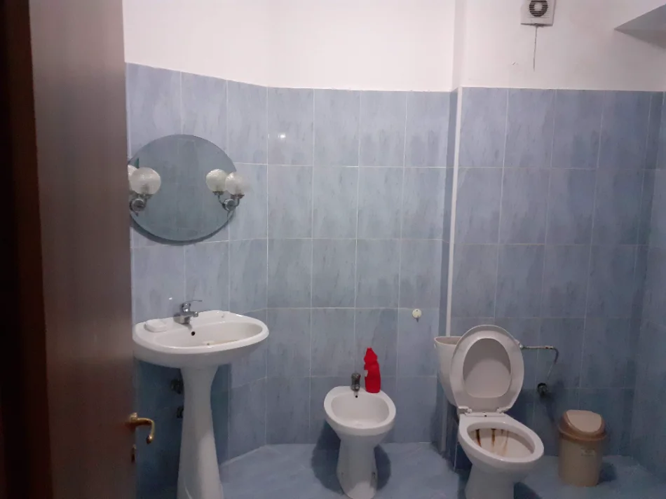 Tirane, jap me qera apartament 1+1 Kati 1, 73 m² 400 € (Rruga Loni Ligori)