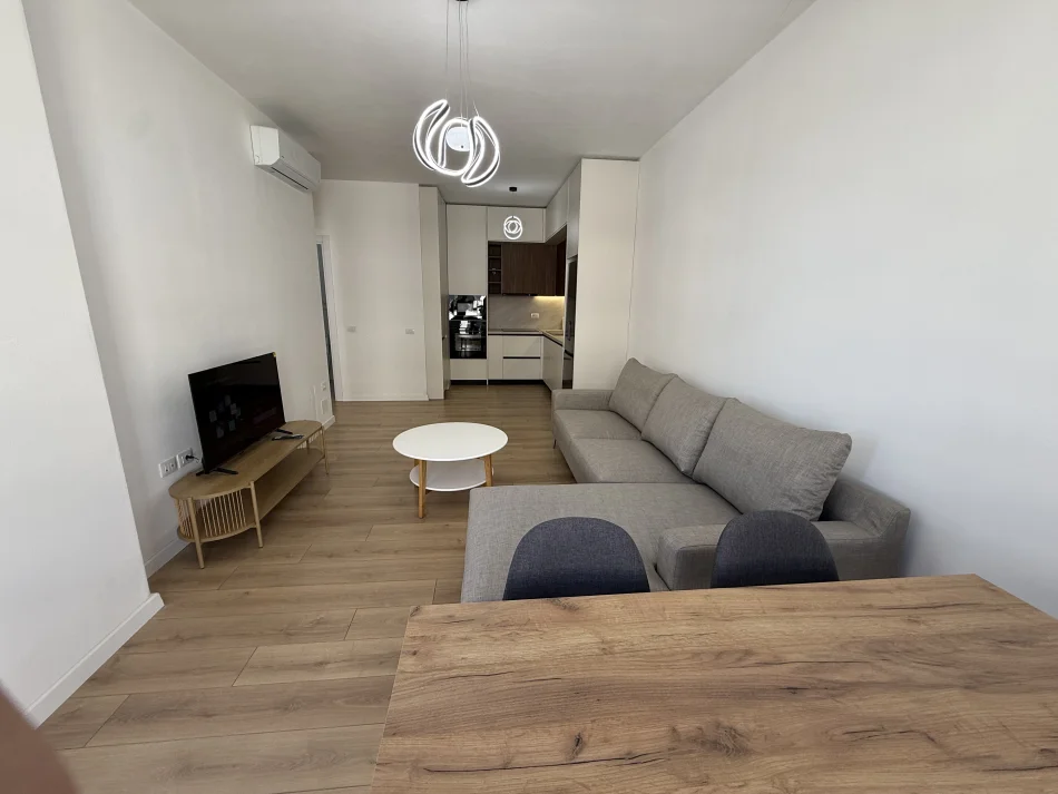 Tirane, jap me qera apartament 2+1+2 tualete+ Ballkon Kati 6, 90 m², 47,000 Lekë (Univers City)