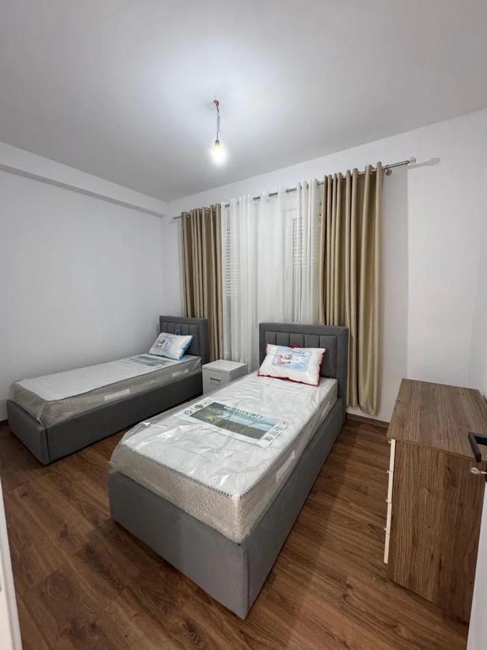 Tirane, jap me qera apartament 2+1+Ballkon Kati 5, 75 m² 500 € (Rruga Azem Galicia, white palace.)