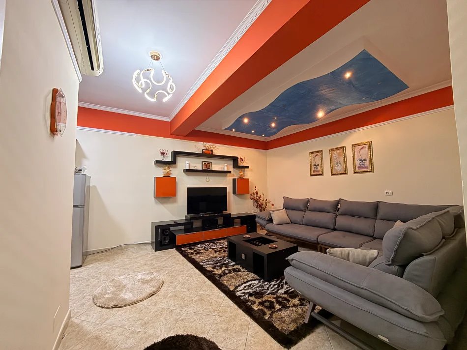 Tirane, jap me qera apartament 2+1+Ballkon Kati 6, 800 € (Rruga kavajes)