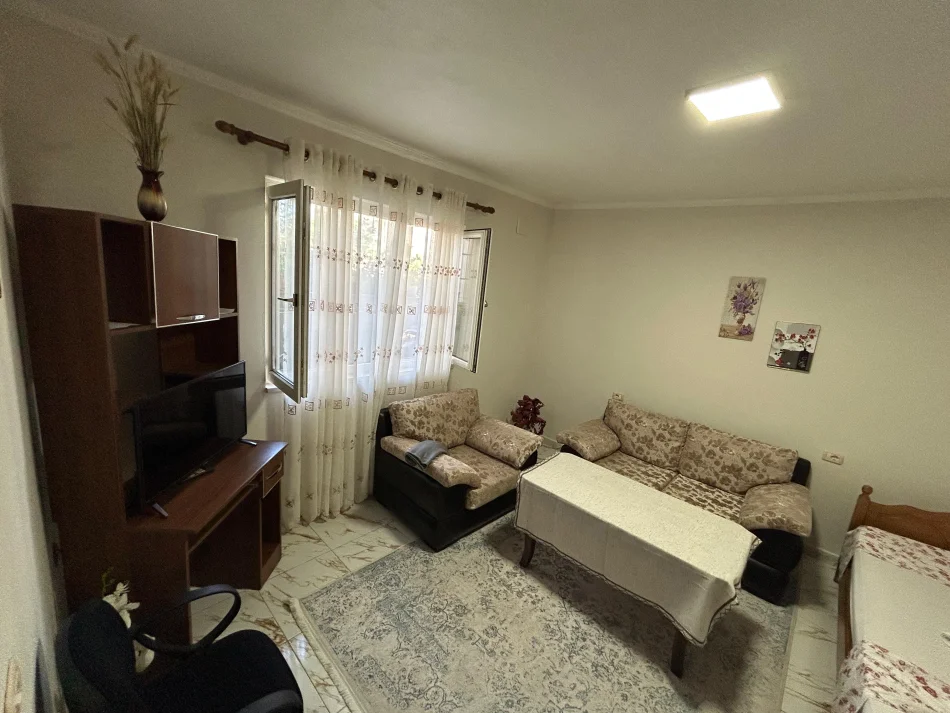 Tirane, jap me qera garsonier Kati 0, 32 m² 270 € (Rruga Petrit Caslli)
