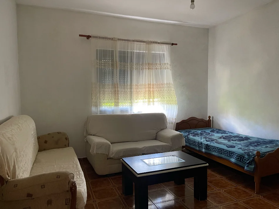 Tirane, jap me qera shtepi 1+1+Ballkon Kati 1, 280 €