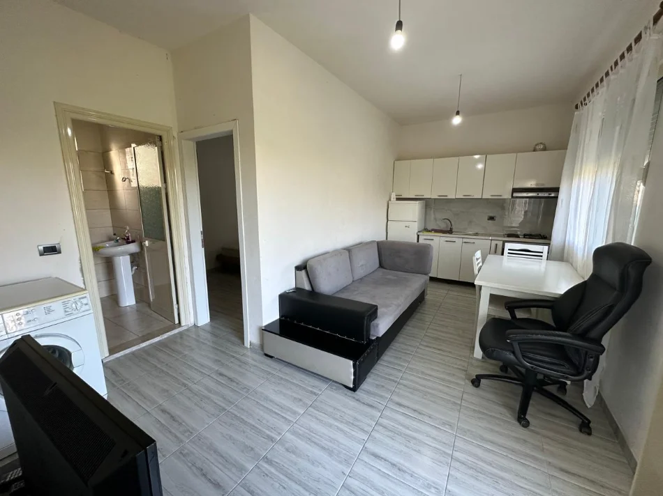Tirane, jap me qera shtepi 1+1 Kati 1, 40 m² 270 € (Rruga Fuat Toptani, Kopshti Sarito)