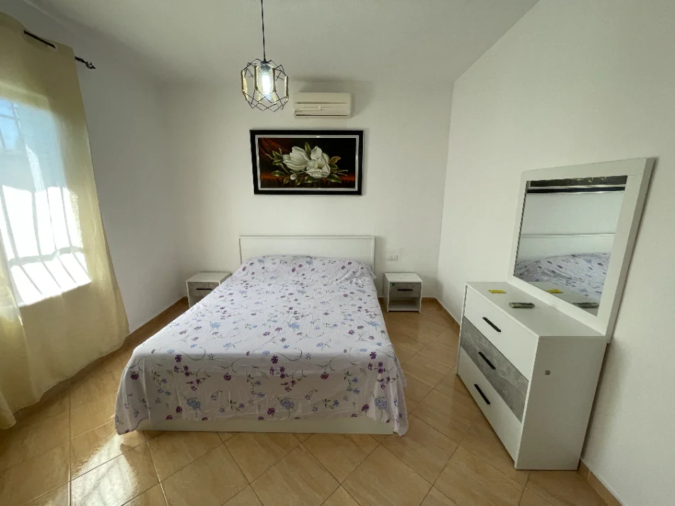 Tirane, jap me qera shtepi 2+1+Ballkon Kati 1, 105 m² 500 € (Rruga Abdurrahim Buza)