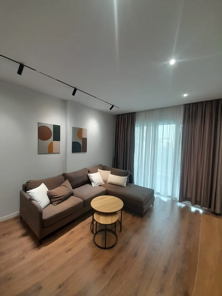 Tirane, jepet Apartament  me Qera 1+1, Mobiluar,Çmimi 57.000 Lekë të Reja, tek Kompleksi E88, Laprakë, Tiranë.