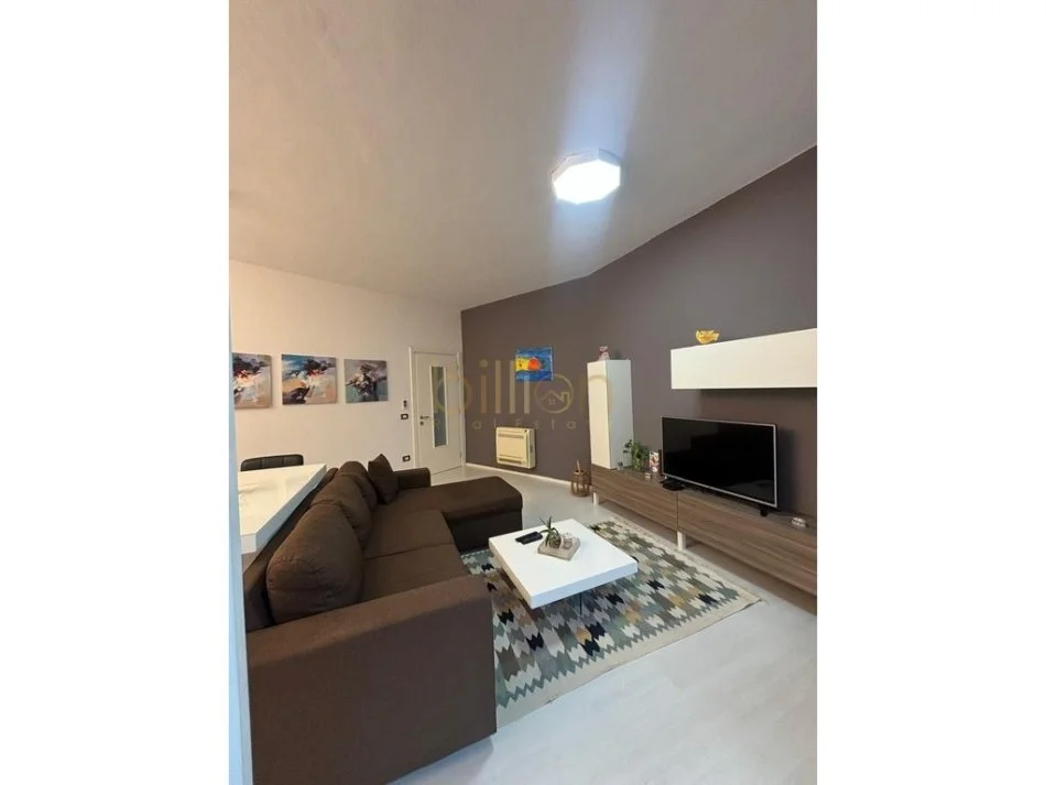 Tirane, jepet me qera 1+1 , 85 m² 650 € (Kopshti Botanik)