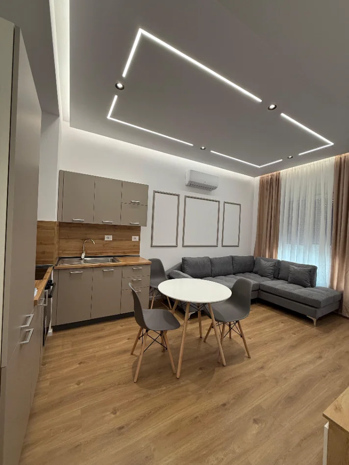 Tirane, jepet me qera 1+1+Ballkon Kati 4, 60 m² 500 € (Rezidenca Kadiu, Ali Dem)