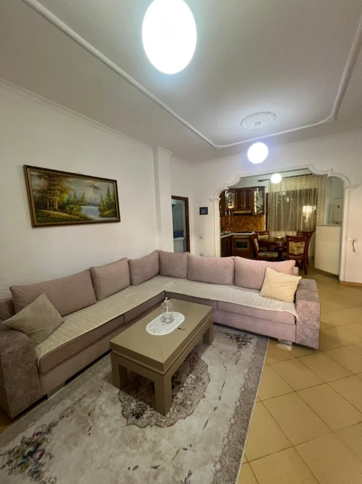 Tirane, jepet me qera 1+1 Kati 1, 100 m² 400 €