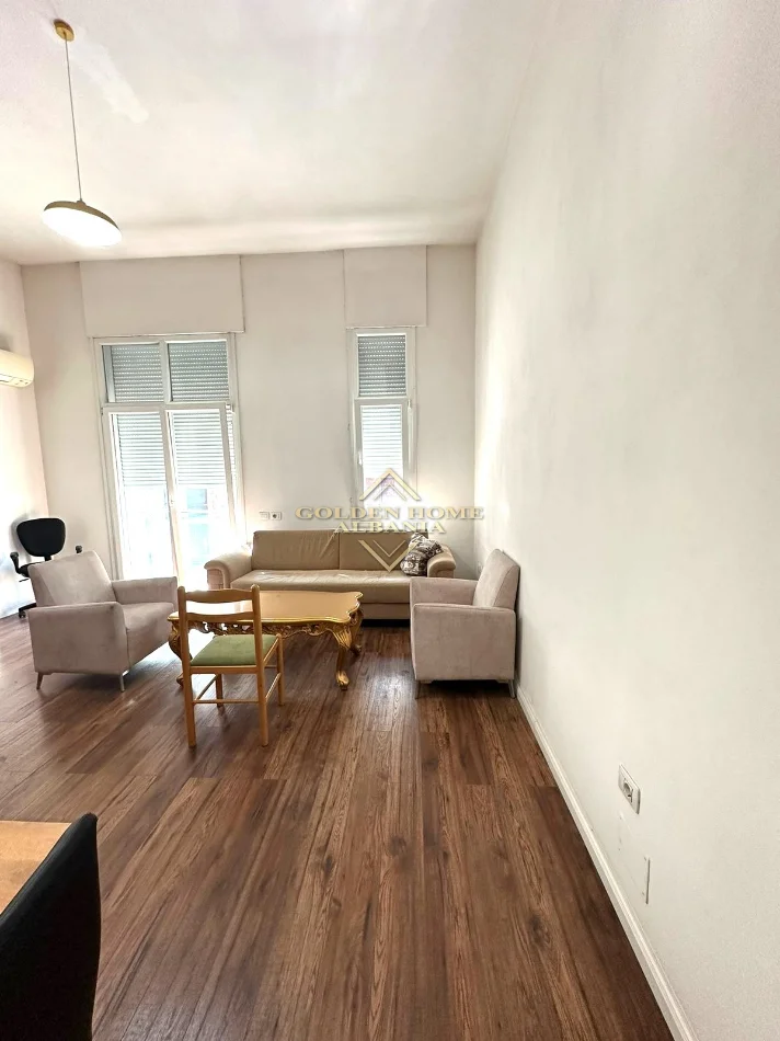 Tirane, jepet me qera 2+1 , 108 m² 900 €