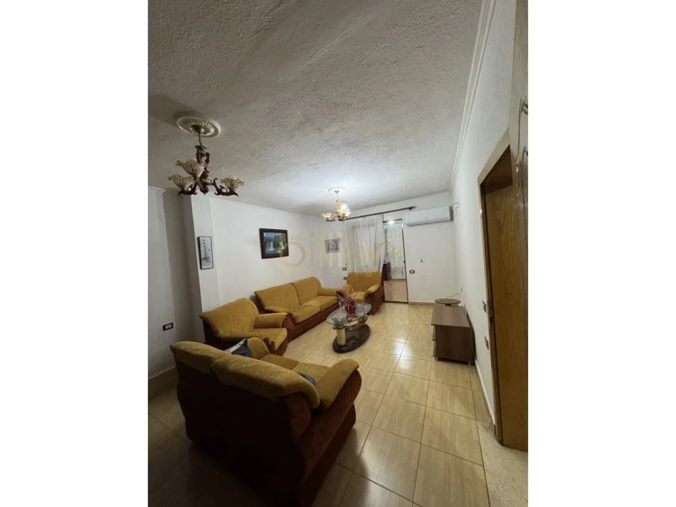 Tirane, jepet me qera 2+1 , 80 m² 450 € (Xhamlliku)