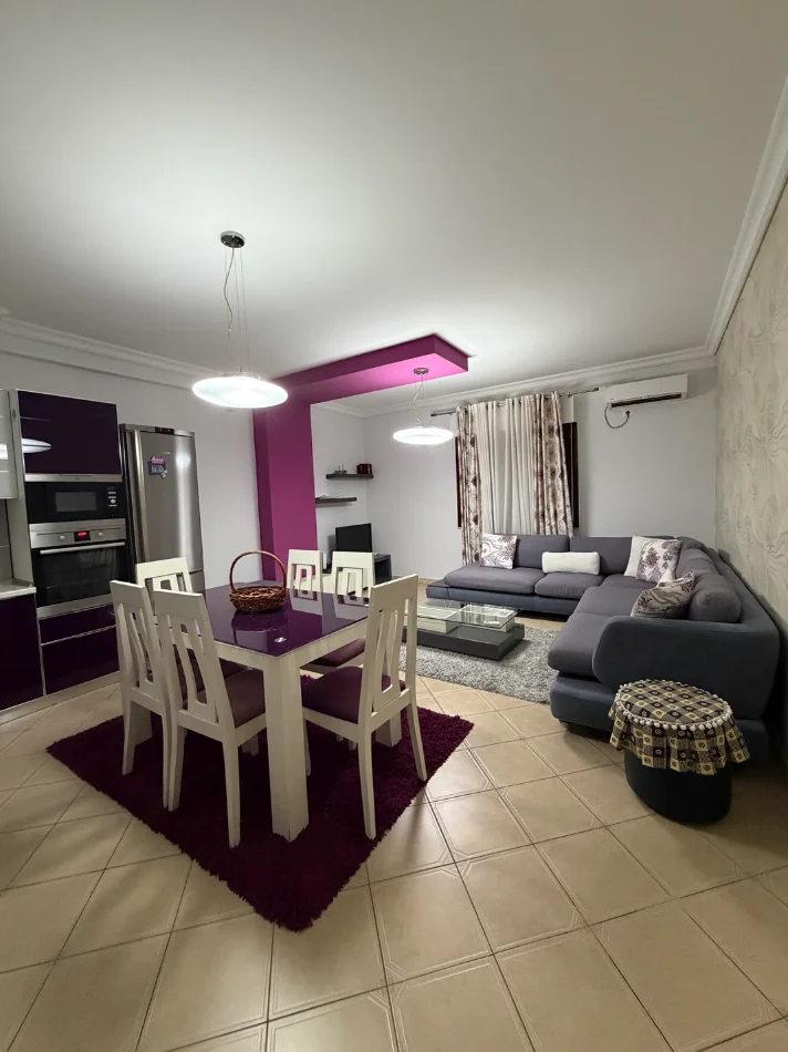 Tirane, jepet me qera 2+1+Ballkon , 110 m² 800 € (Rruga Skender Luarasi)