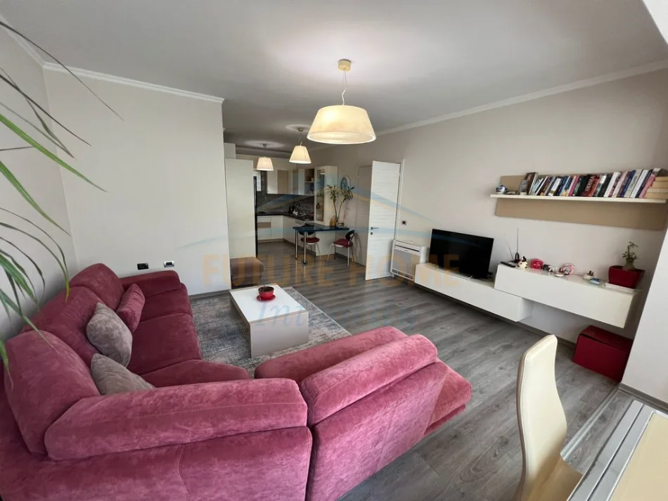 Tirane, jepet me qera 2+1 Kati 3, 99 m² (Fresku)