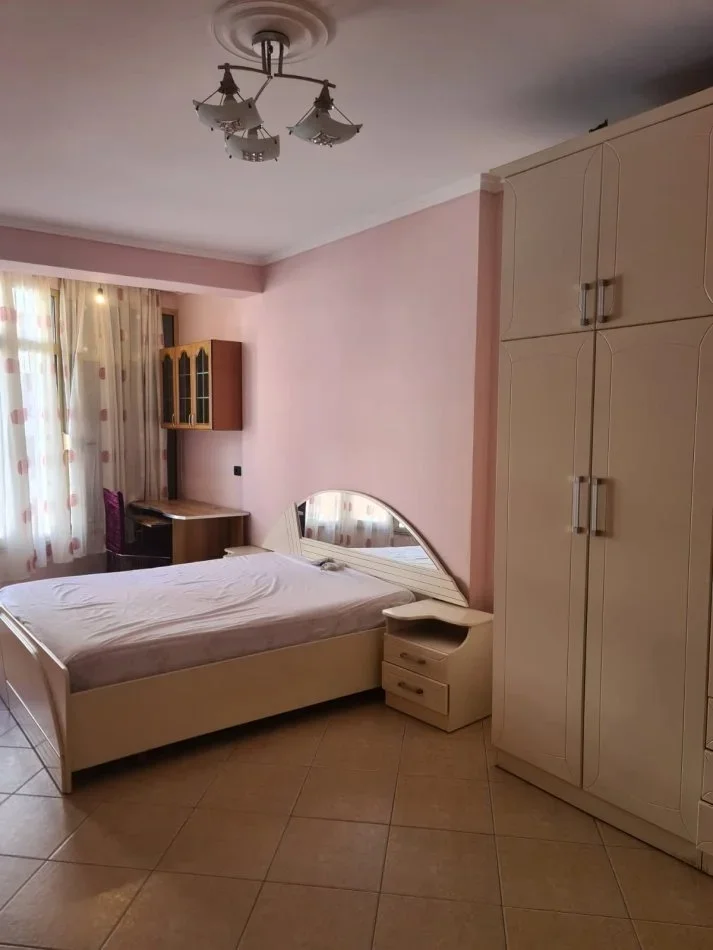 Tirane, jepet me qera 2+1 Kati 5, 100 m² 500 €