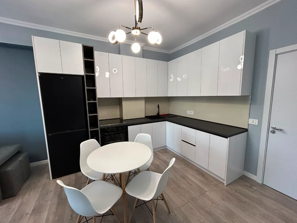 Tirane, jepet me qera 2+1 Kati 5, 90 m² 750 €