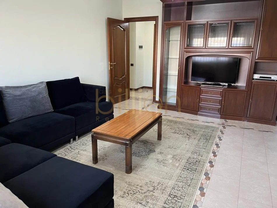 Tirane, jepet me qera 3+1 , 138 m² 850 €