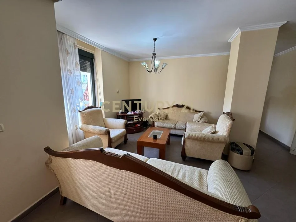 Tirane, jepet me qera 3+1+Aneks Kati 2, 125 m² 800 € (RRUGA E BOGDANEVE)