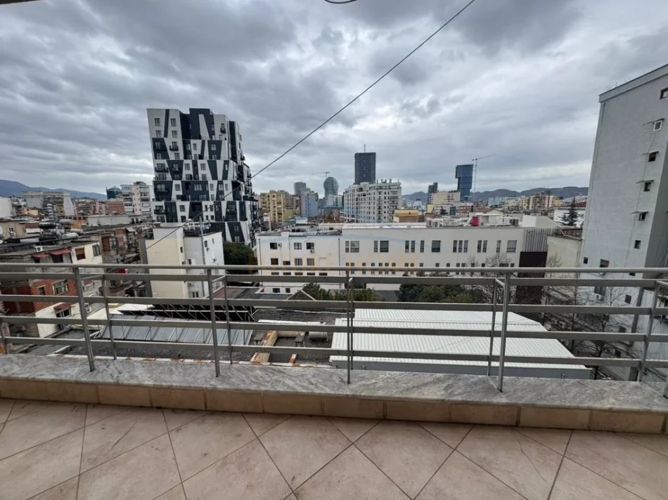 Tirane, jepet me qera 3+1 Kati 6, 134 m² 700 € (Rruga e Barrikadave)