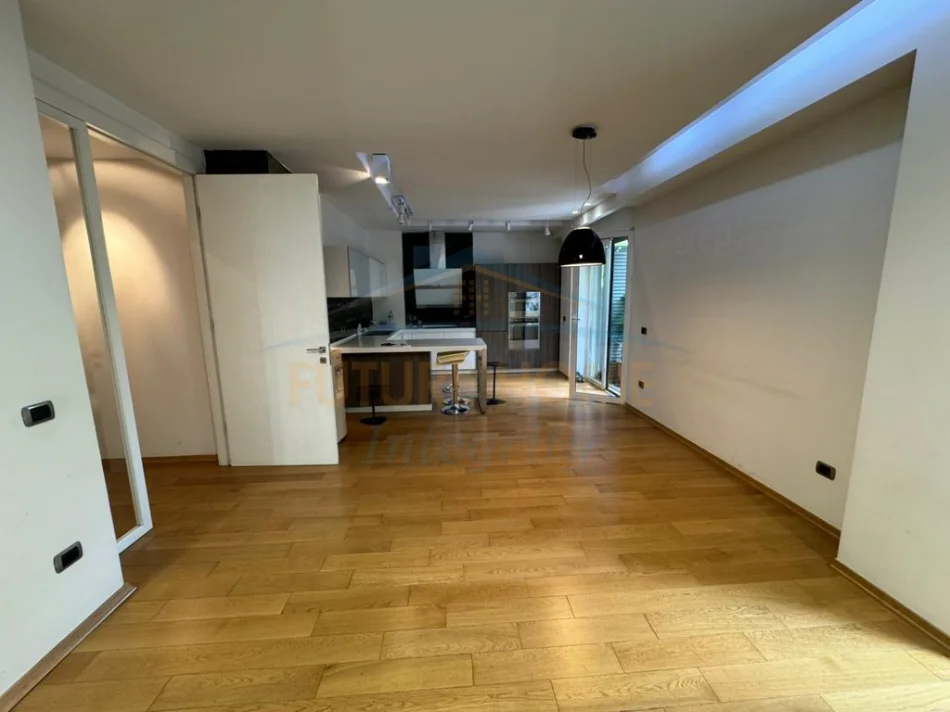 Tirane, jepet me qera Ambient per zyra, Kati 1, 139 m² 2.000 € Blloku