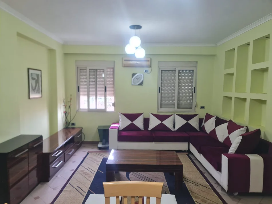 Tirane, jepet me qera Apartament 1+1+Aneks Kati 2, 73 m² 650 € (Pranë Ministrisë Arsimit, Qendër, Rruga Durrësit, Tiranë.)