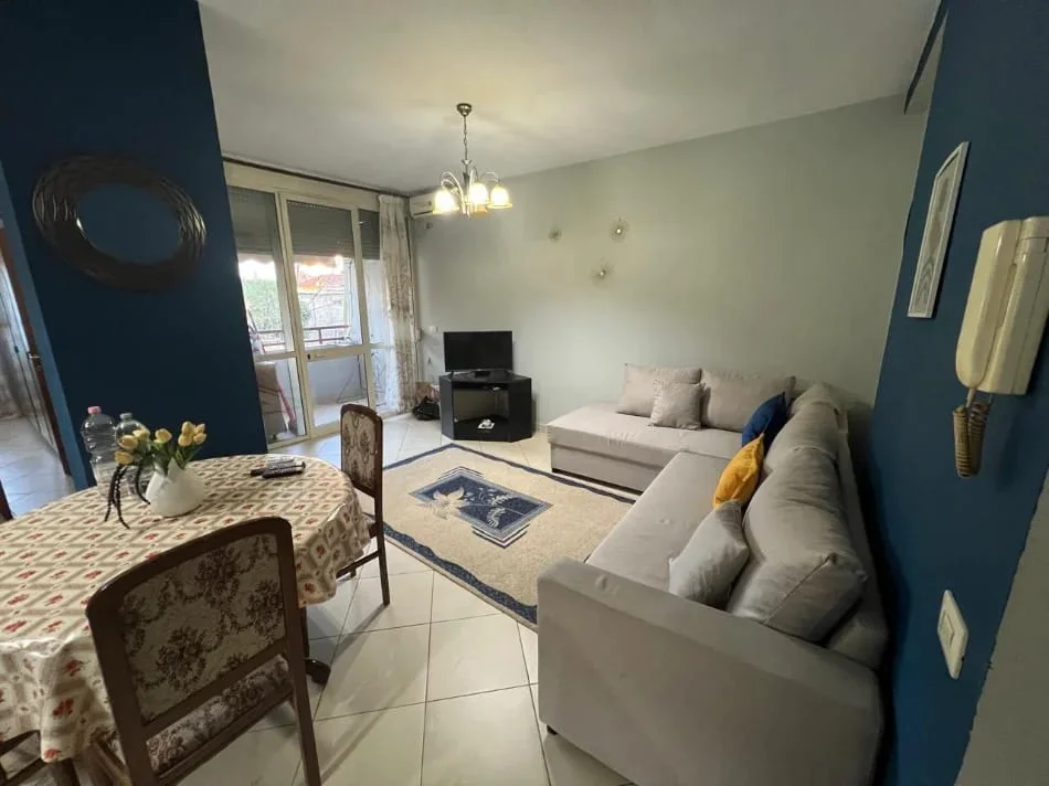 Tirane, jepet me qera Apartament 1+1+Ballkon, Kati 1 banim, Mobiluar, Ashensor, Çmimi 50.000 Lekë të Reja, tek  Mine Peza ,Tiranë.