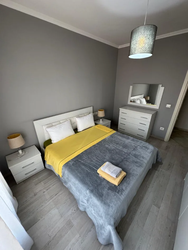 Tirane, jepet me qera Apartament 1+1+Ballkon Kati 3, 70 m², Çmimi 65.000 Lekë të Reja,(Kompleksi Delijorgji, Rruga Kavajës, Tiranë.)
