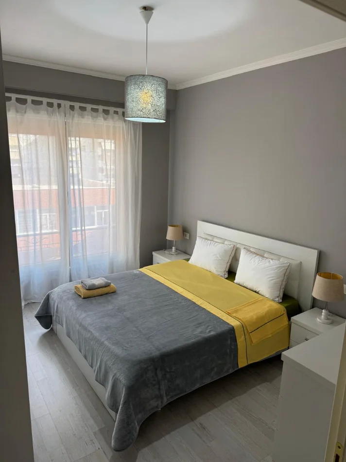Tirane, jepet me qera Apartament 1+1+Ballkon Kati 3, 70 m², Çmimi 65.000 Lekë te Reja,Tek KOMPLEKSI DELIJORGJI, Tiranë)