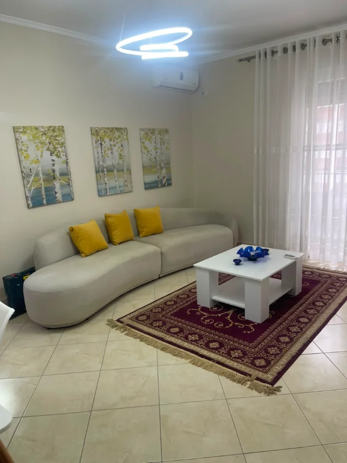 Tirane, jepet me qera Apartament 1+1+Ballkon,Mobiluar, Ashensor, Çmimi 55.000 Lekë të Reja, tek Bulevardi Zogu i Parë, Stacioni Trenit,Tiranë.