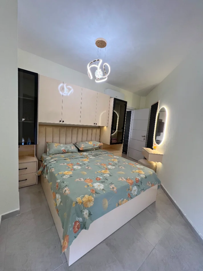 Tirane, jepet me qera Apartament 1+1+GARAZH, Mobilim i Ri, Kati 5, Çmimi 75.000 Lekë të Reja ,Pranë Selvisë ,Rruga Dibrës, Tiranë.
