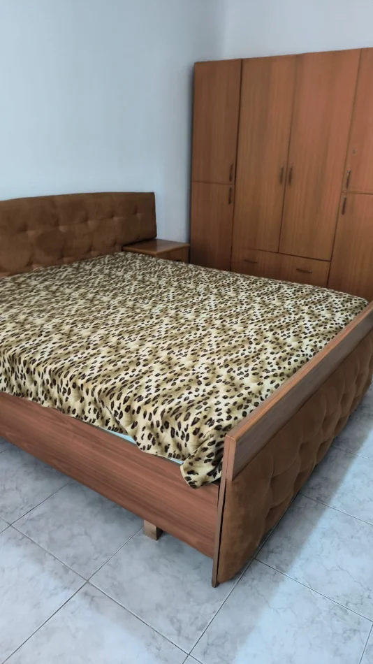 Tirane, jepet me qera Apartament 1+1 Kati 1, 45 m², Çmimi  35.000 Lekë të Reja, Përball Delijorgjit,Pallati me Shigjeta,Tiranë.