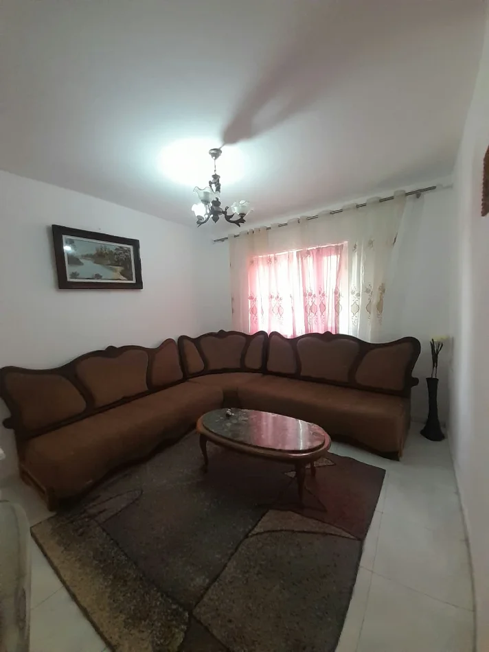 Tirane, jepet me qera Apartament 1+1 Kati 1, 60 m² , Mobiluar, Cmimi 35.000 Lekë të Reja, Pranë Rrugës Dibrës, Tiranë.