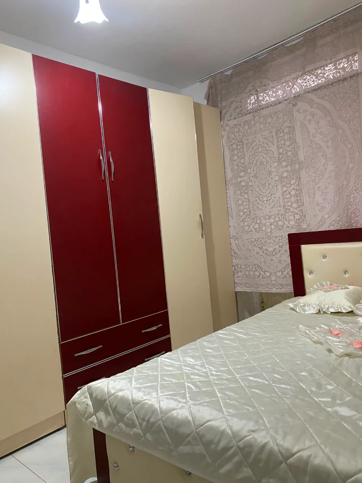 Tirane, jepet me qera Apartament 1+1 Kati 1, 60 m² , Mobiluar, Cmimi 38.000 Lekë të Reja, tek Rruga Dibrës, Tiranë.