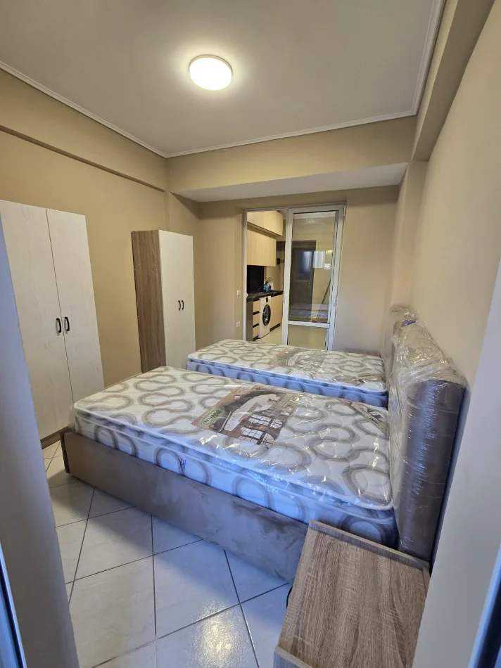 Tirane, jepet me qera Apartament 1+1, Kati 2, Mobilim i Ri, Çmimi 45.000 Lekë të Reja, tek 21 Dhjetori, Tiranë.